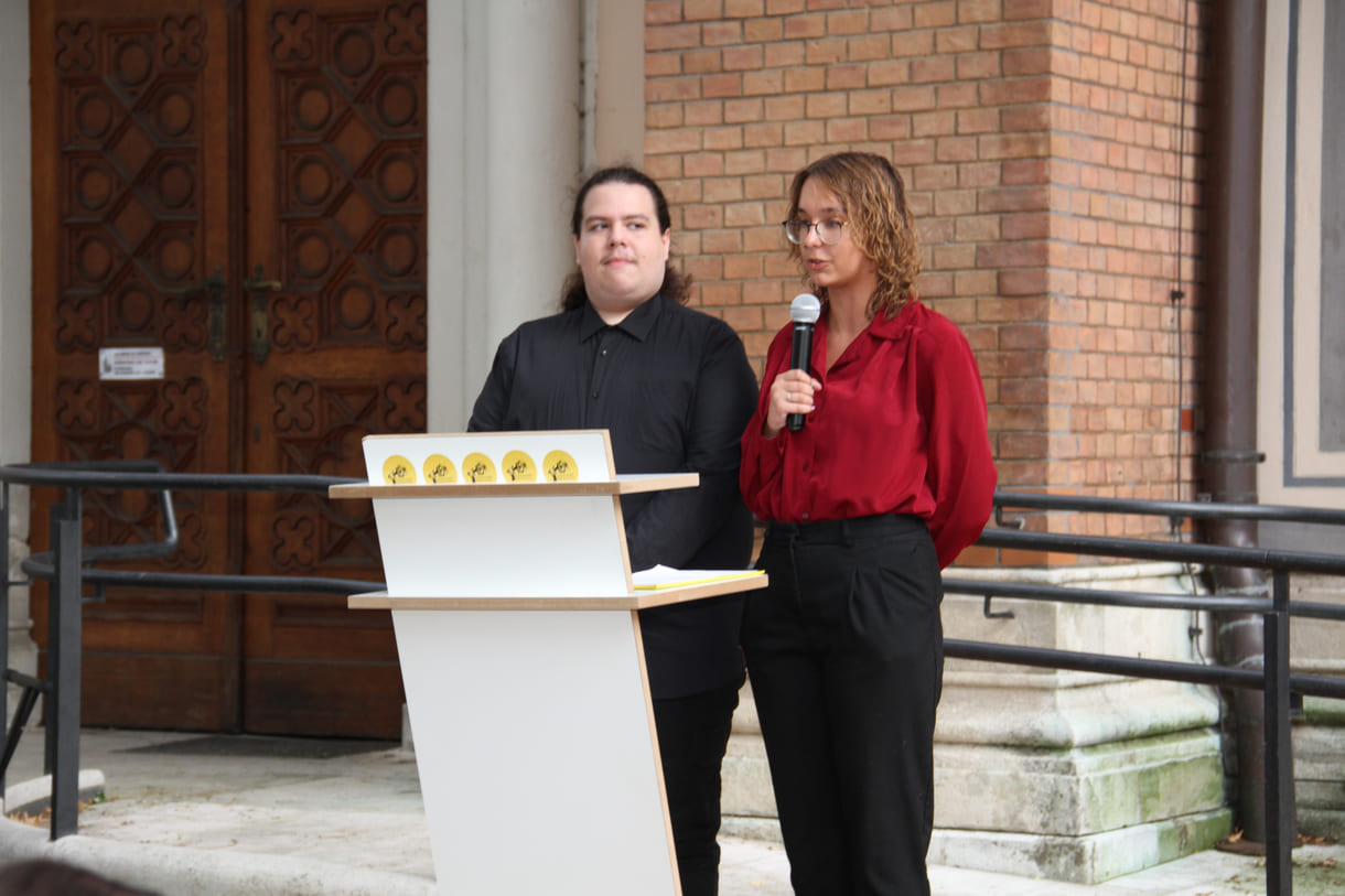 Santino Stojka und Pia Thomasberger von der HÖR am Redepult