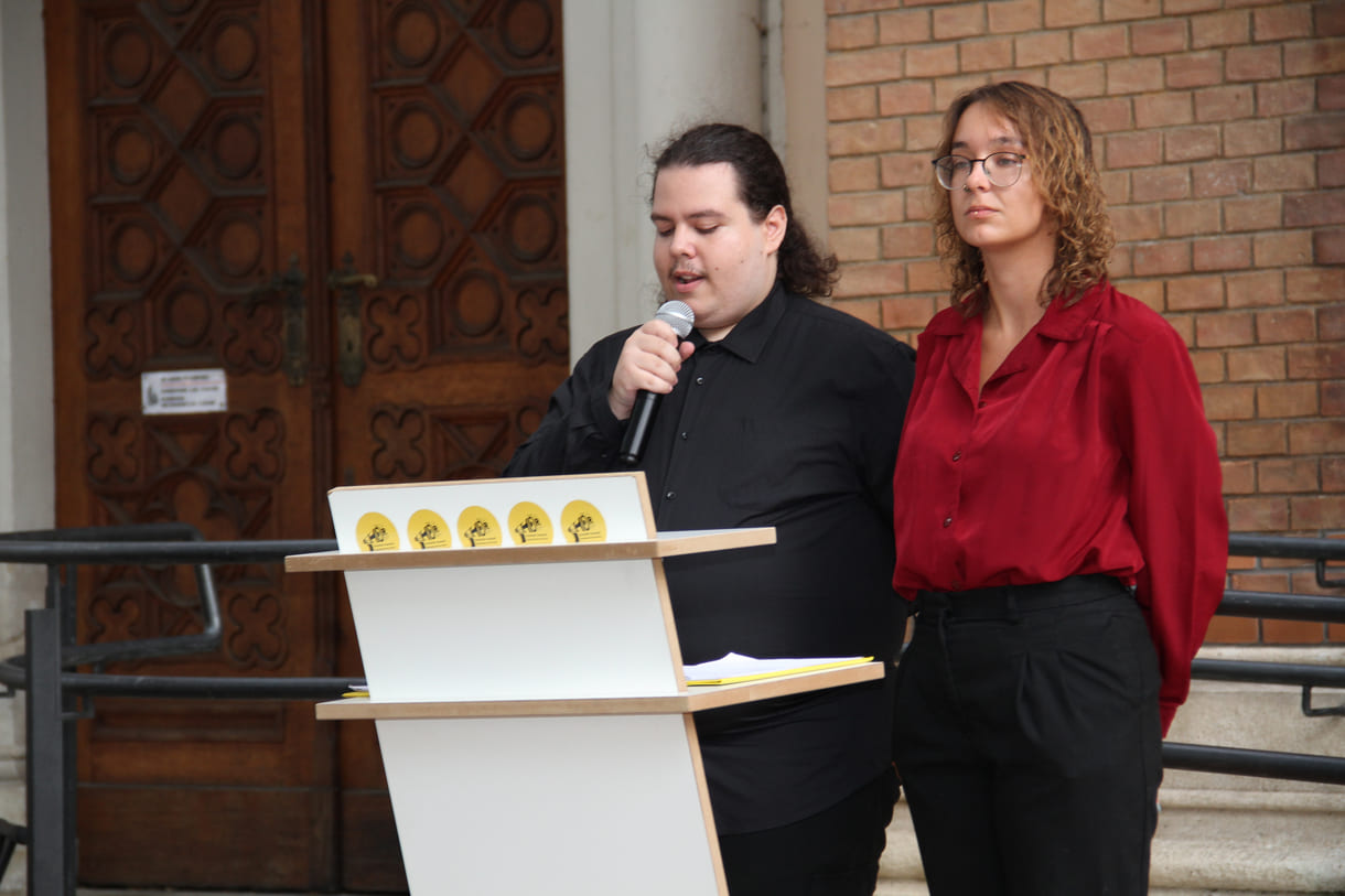 Santino Stojka und Pia Thomasberger von der HÖR am Redepult