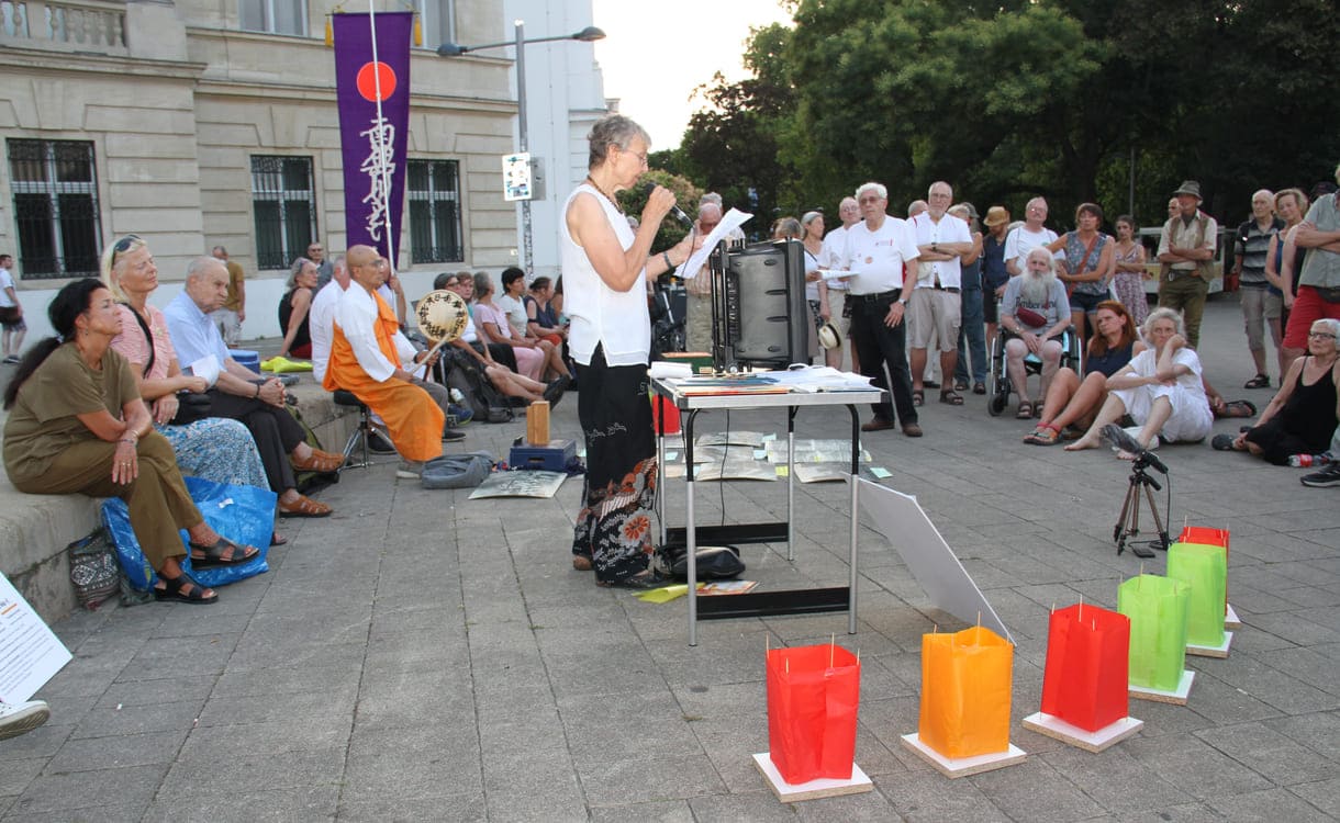 Blick auf die Gedenk-Kundgebung am Karlsplatz (Wien, 2026)