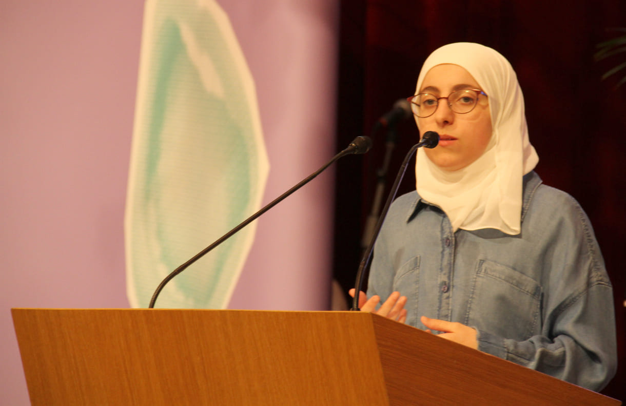 Rawda Al Rawass bei ihrer Rede bei der 
