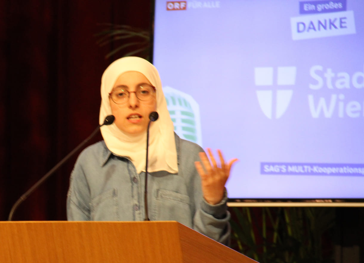 Rawda Al Rawass bei ihrer Rede bei der "Sag's-Multi"-Abschluss-Gala 2024
