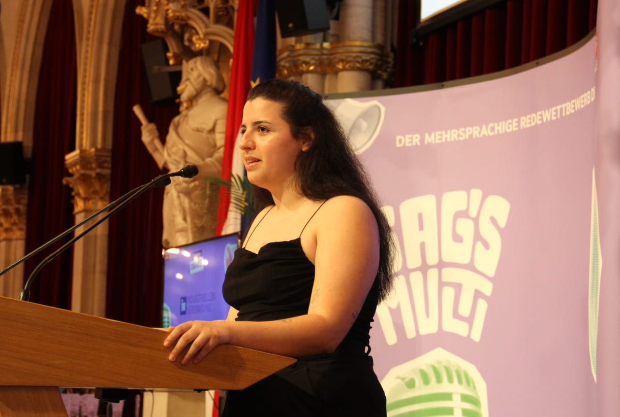 Zara Ağtaş bei ihrer Rede im Festsaal des Wr. Rathauses