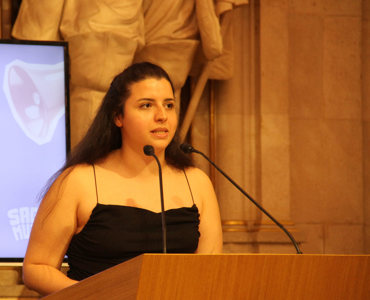 Zara Ağtaş bei ihrer Rede im Festsaal des Wr. Rathauses