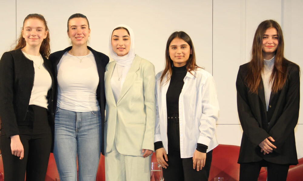 Die fünf Rednerinnen dieses Vormittags: Rachel Levy, Rebeka Jankulovski, Rihanna Husseini, Zehra Başdoğan und Ola Burhan