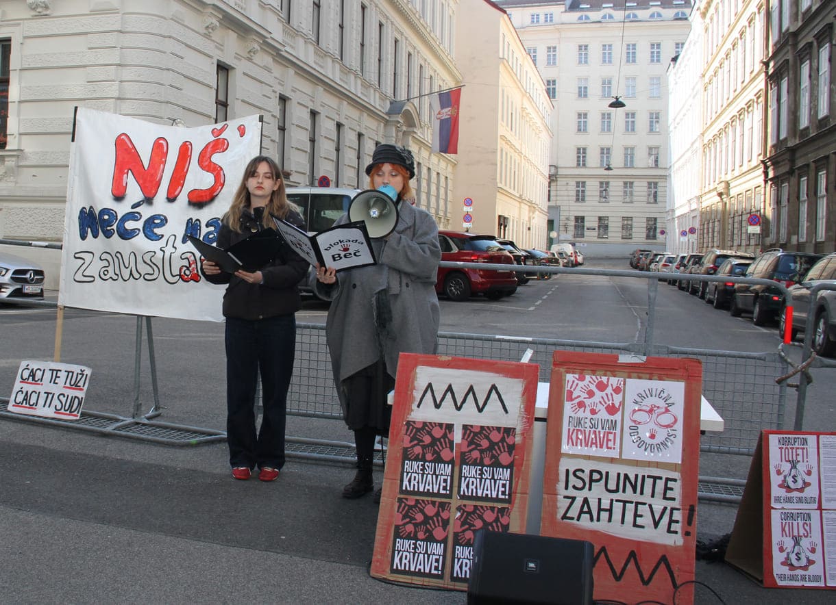 Die beiden Kundgebungsrednerinnen: Anastasija Stojanović und Katarina Milisavljević