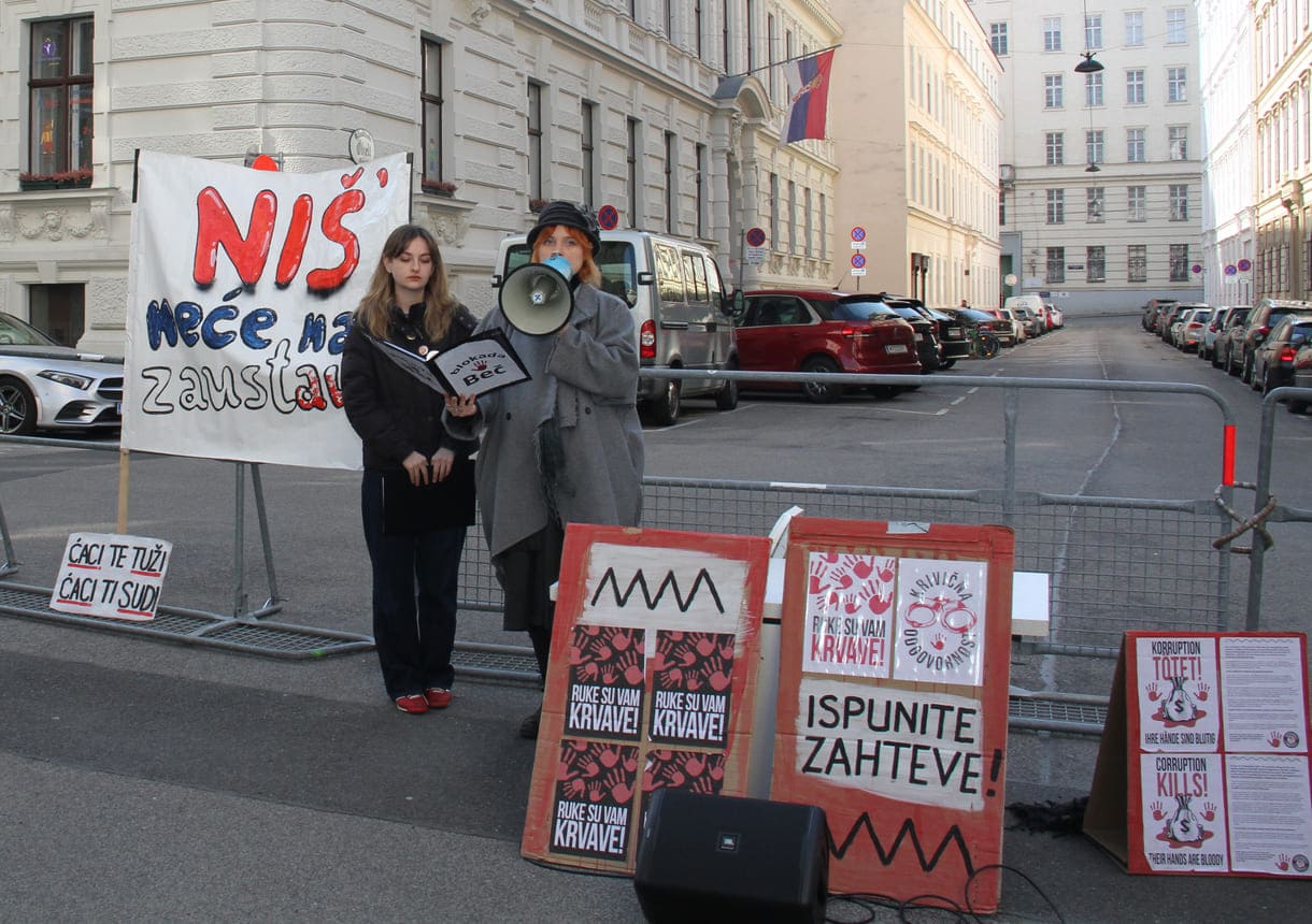 Die beiden Kundgebungsrednerinnen: Anastasija Stojanović und Katarina Milisavljević