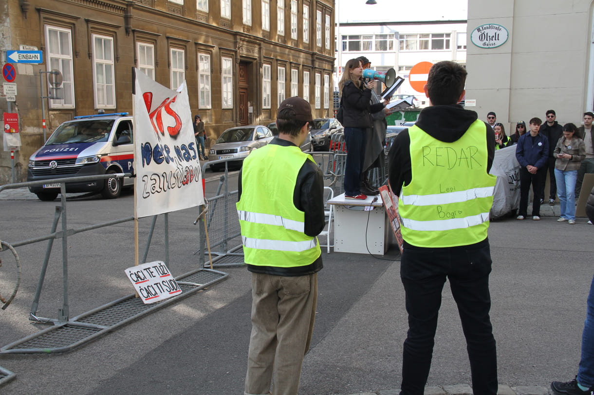 Die beiden Kundgebungsrednerinnen: Anastasija Stojanović und Katarina Milisavljević auf dem improvisierten Podest
