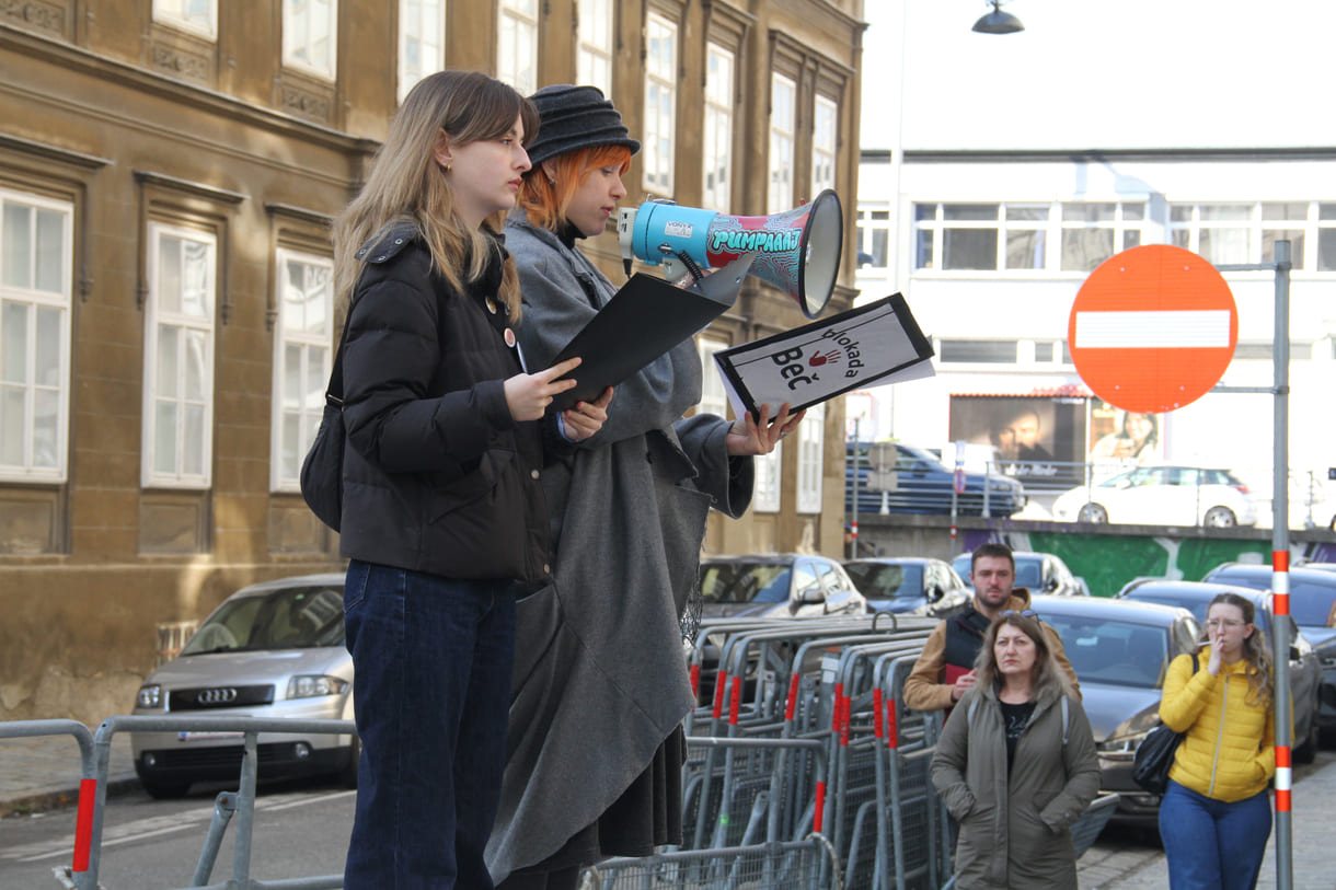 Die beiden Kundgebungsrednerinnen: Anastasija Stojanović und Katarina Milisavljević auf dem improvisierten Podest