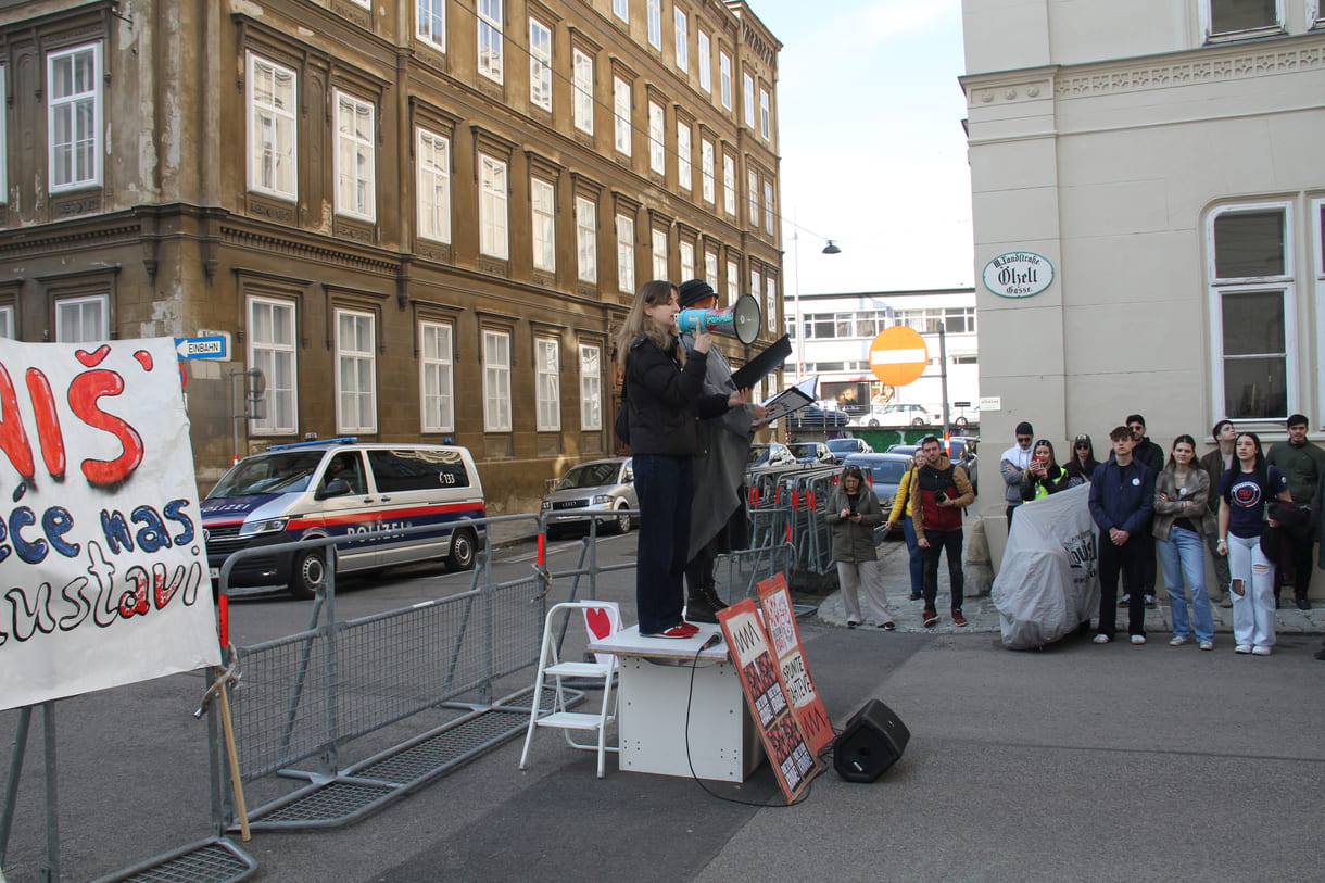 Die beiden Kundgebungsrednerinnen: Anastasija Stojanović und Katarina Milisavljević auf dem improvisierten Podest
