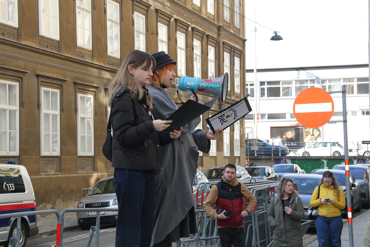 Die beiden Kundgebungsrednerinnen: Anastasija Stojanović und Katarina Milisavljević auf dem improvisierten Podest