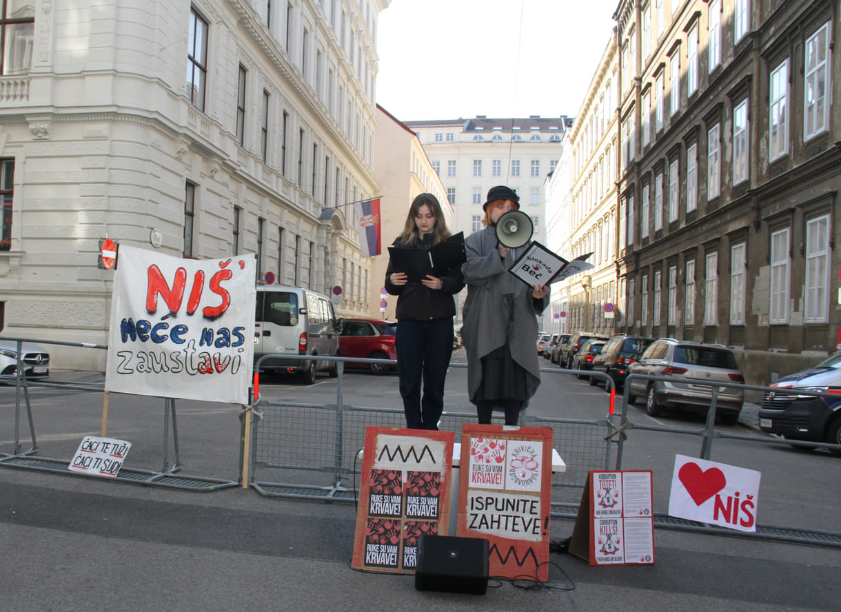 Die beiden Kundgebungsrednerinnen: Anastasija Stojanović und Katarina Milisavljević auf dem improvisierten Podest