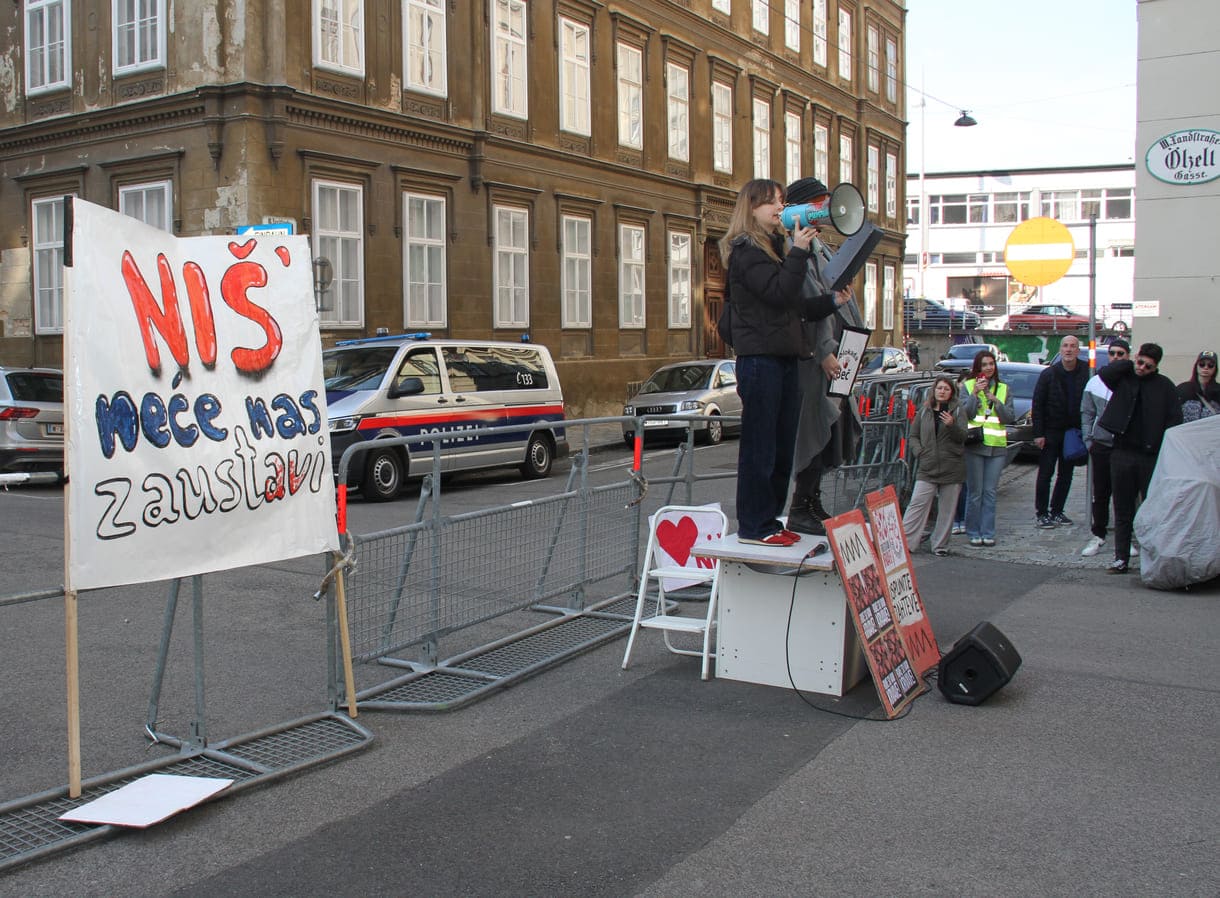 Die beiden Kundgebungsrednerinnen: Anastasija Stojanović und Katarina Milisavljević auf dem improvisierten Podest