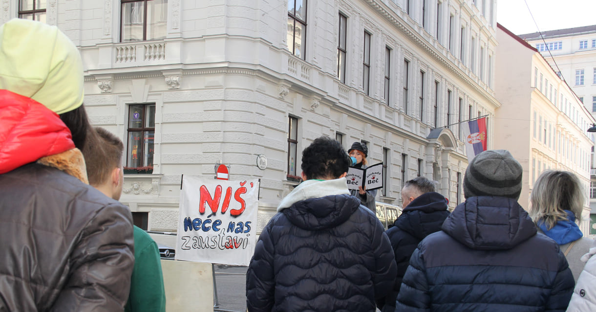 Die beiden Kundgebungsrednerinnen: Anastasija Stojanović und Katarina Milisavljević auf dem improvisierten Podest