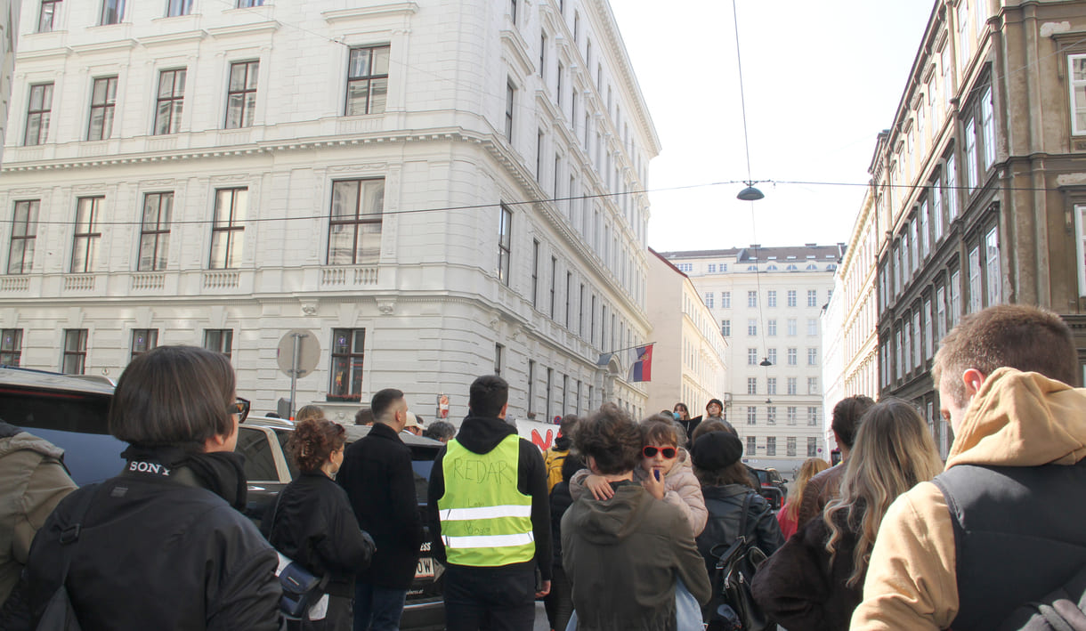 Die beiden Kundgebungsrednerinnen: Anastasija Stojanović und Katarina Milisavljević auf dem improvisierten Podest