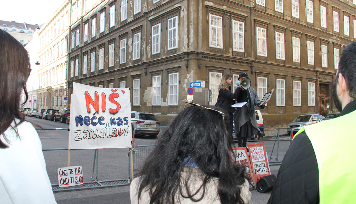 Die beiden Kundgebungsrednerinnen: Anastasija Stojanović und Katarina Milisavljević auf dem improvisierten Podest