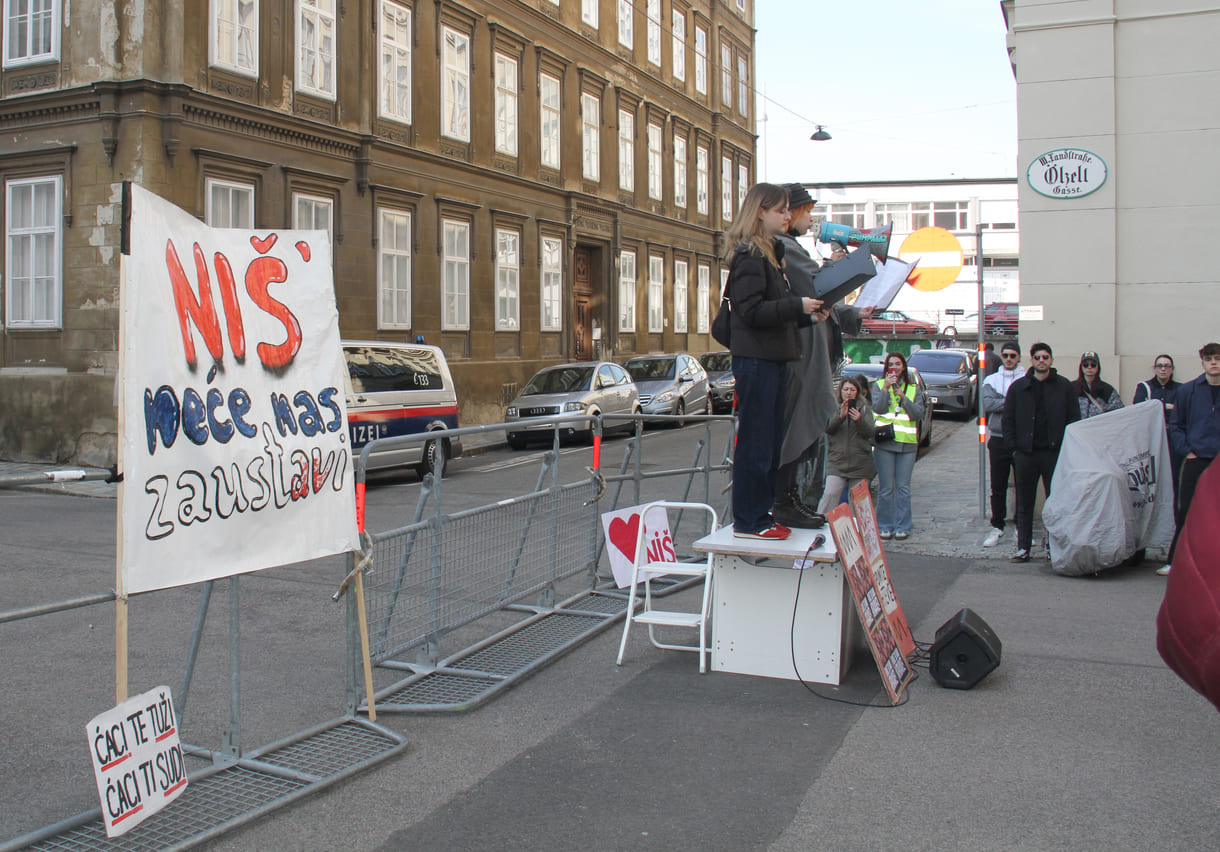 Die beiden Kundgebungsrednerinnen: Anastasija Stojanović und Katarina Milisavljević auf dem improvisierten Podest