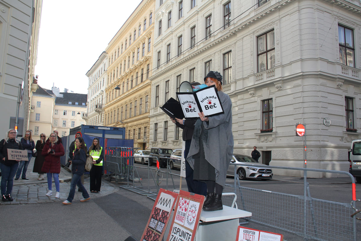 Die beiden Kundgebungsrednerinnen: Anastasija Stojanović und Katarina Milisavljević auf dem improvisierten Podest