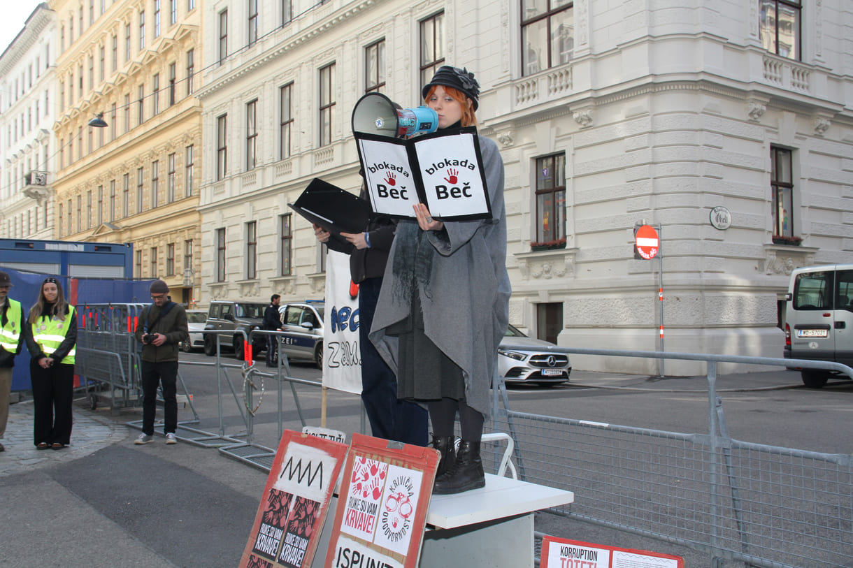 Die beiden Kundgebungsrednerinnen: Anastasija Stojanović und Katarina Milisavljević auf dem improvisierten Podest