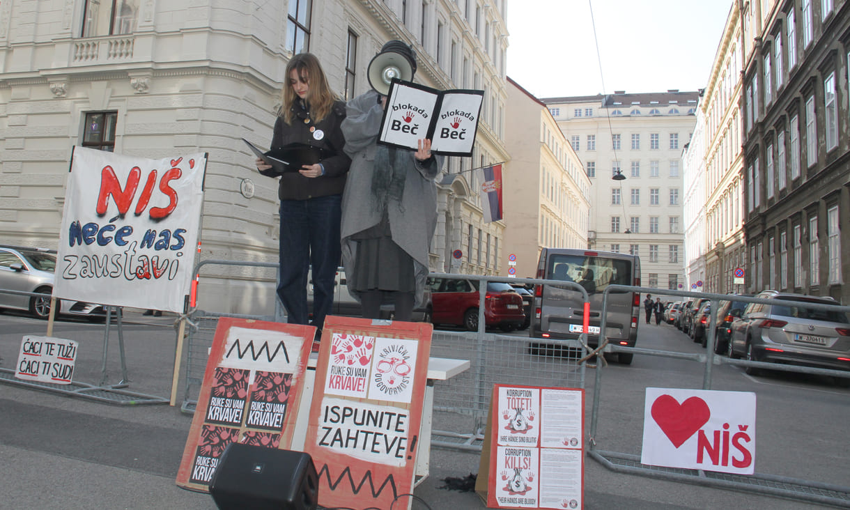 Die beiden Kundgebungsrednerinnen: Anastasija Stojanović und Katarina Milisavljević auf dem improvisierten Podest