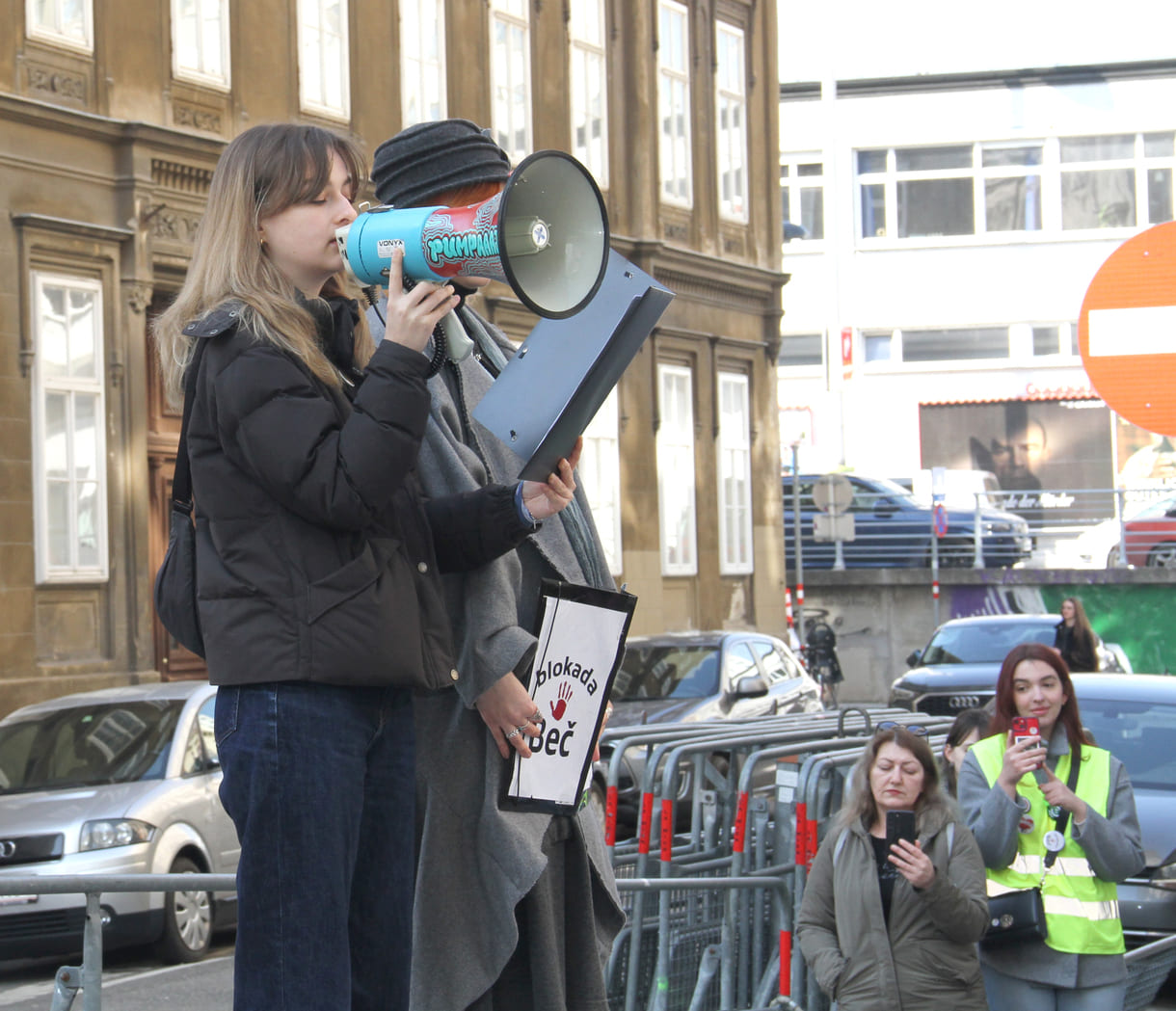 Die beiden Kundgebungsrednerinnen: Anastasija Stojanović und Katarina Milisavljević auf dem improvisierten Podest