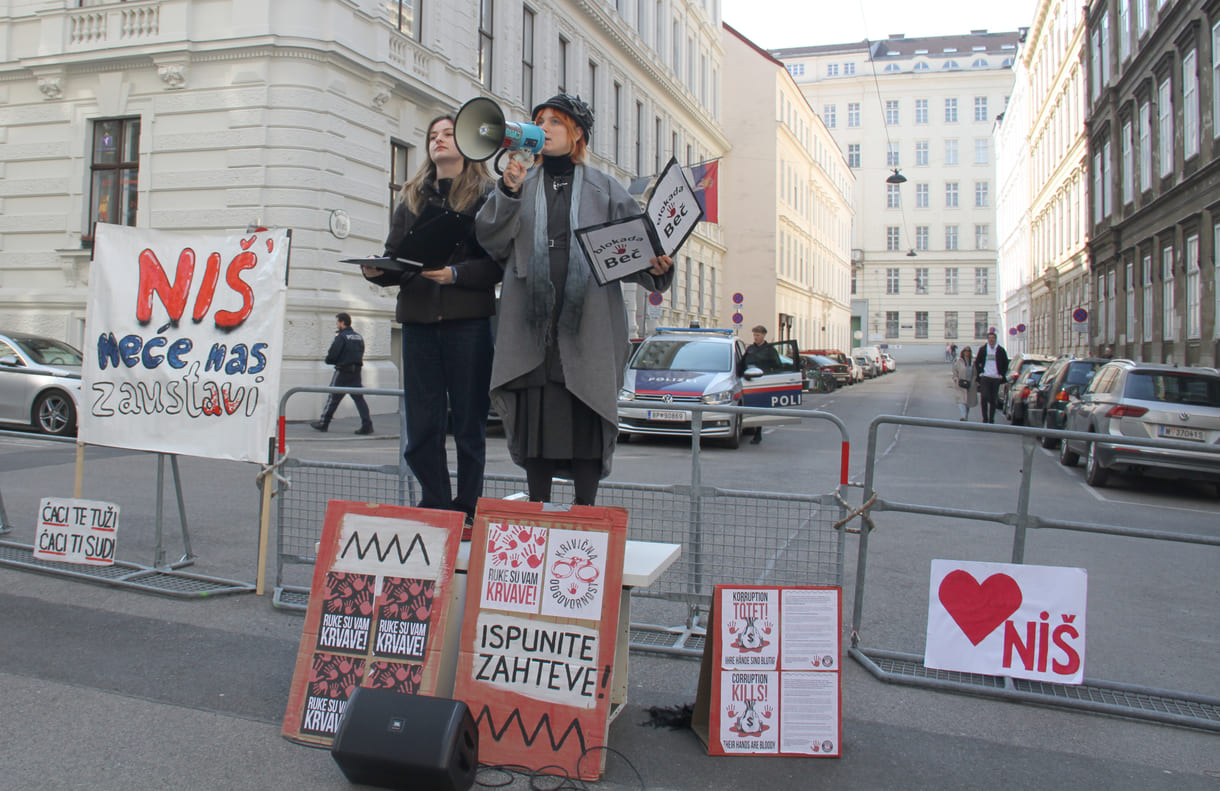 Die beiden Kundgebungsrednerinnen: Anastasija Stojanović und Katarina Milisavljević auf dem improvisierten Podest