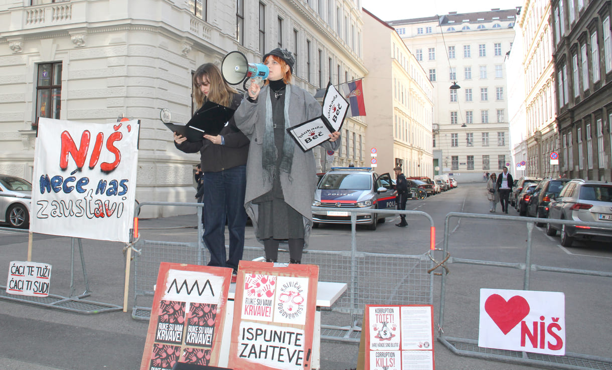 Die beiden Kundgebungsrednerinnen: Anastasija Stojanović und Katarina Milisavljević auf dem improvisierten Podest