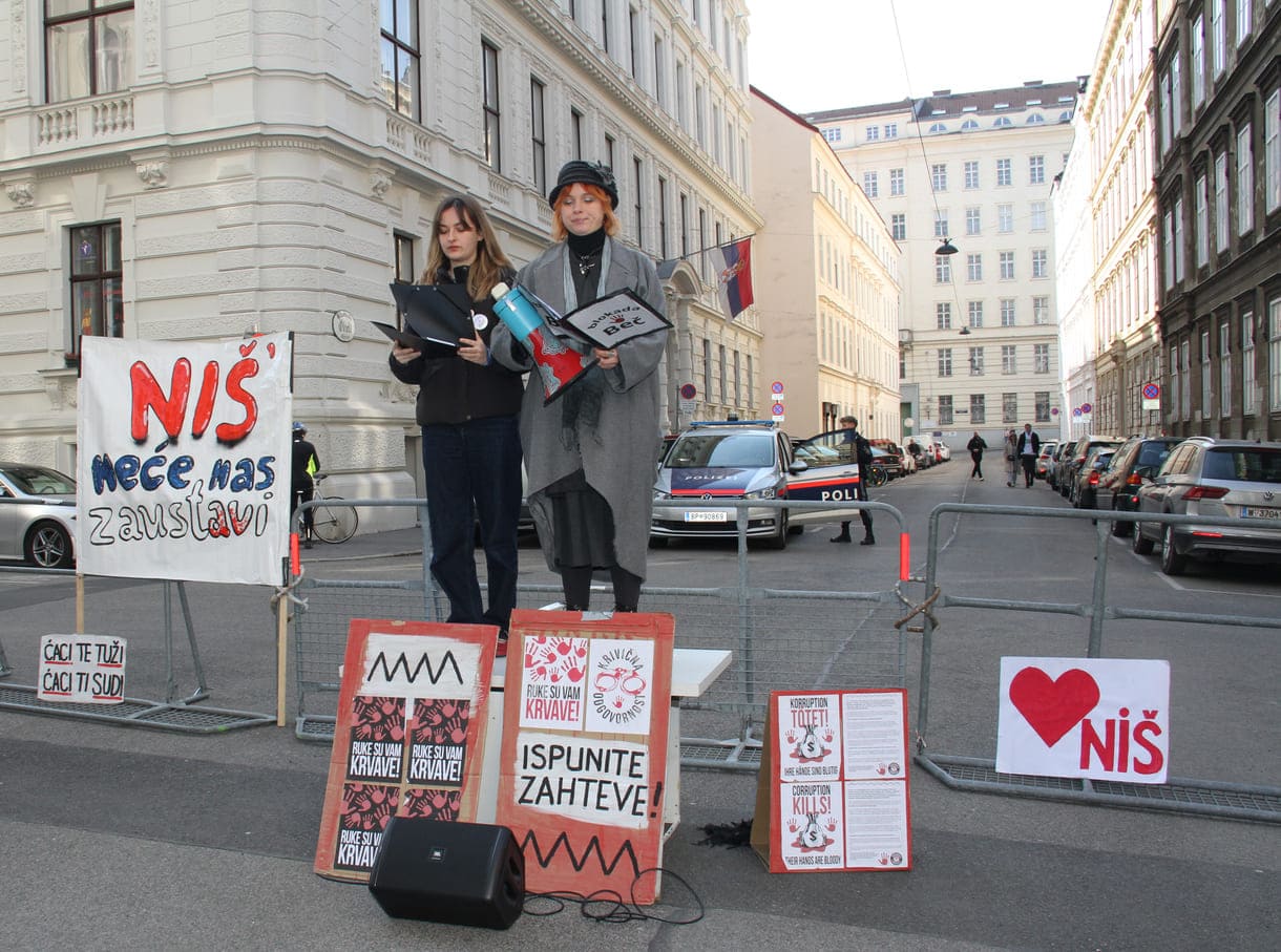 Die beiden Kundgebungsrednerinnen: Anastasija Stojanović und Katarina Milisavljević auf dem improvisierten Podest