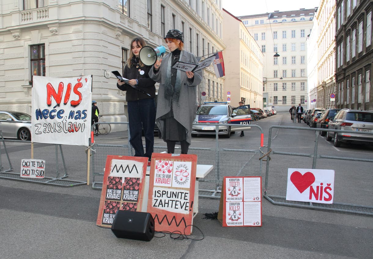 Die beiden Kundgebungsrednerinnen: Anastasija Stojanović und Katarina Milisavljević auf dem improvisierten Podest