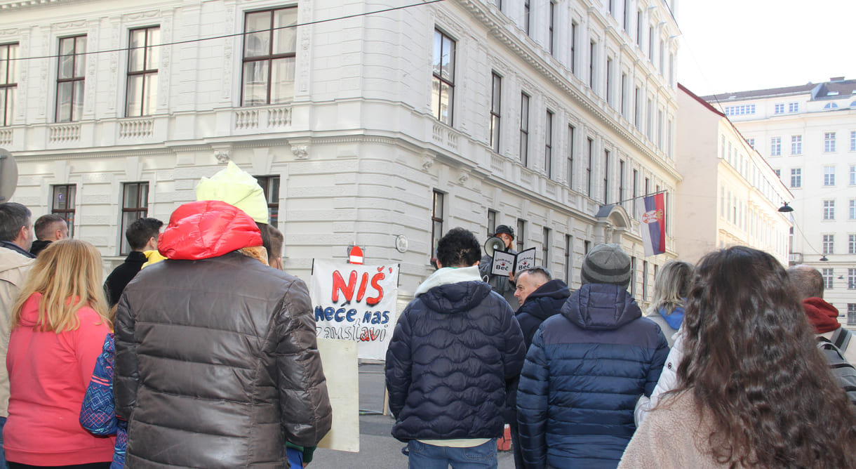 Die beiden Kundgebungsrednerinnen: Anastasija Stojanović und Katarina Milisavljević auf dem improvisierten Podest