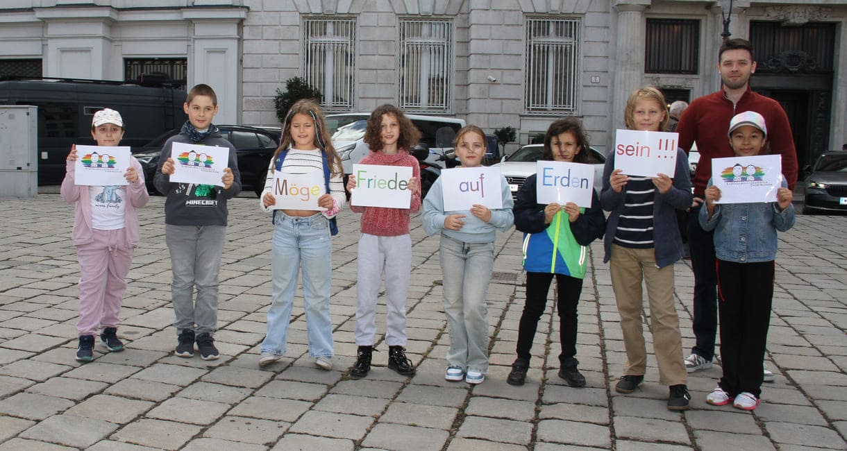 Volksschüler:innen mit einem Wort-Satz-Puzzle