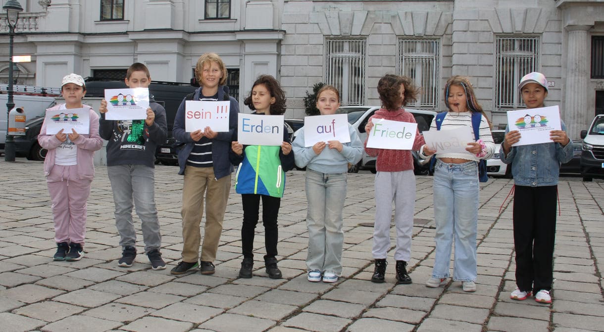 Volksschüler:innen mit einem Wort-Satz-Puzzle