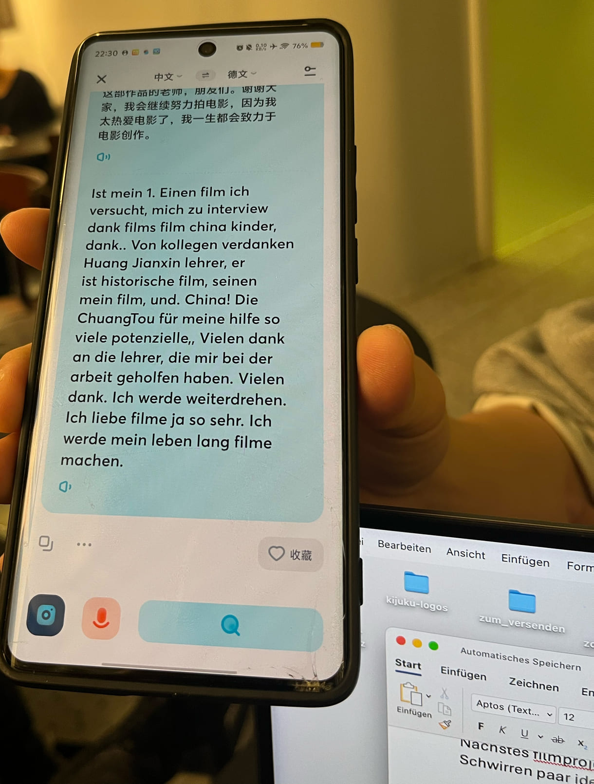 Manche Antworten sprach der Regisseur auf Mandarin-Chinesisch ins Smartphone udn ließ sie digital übersetzen