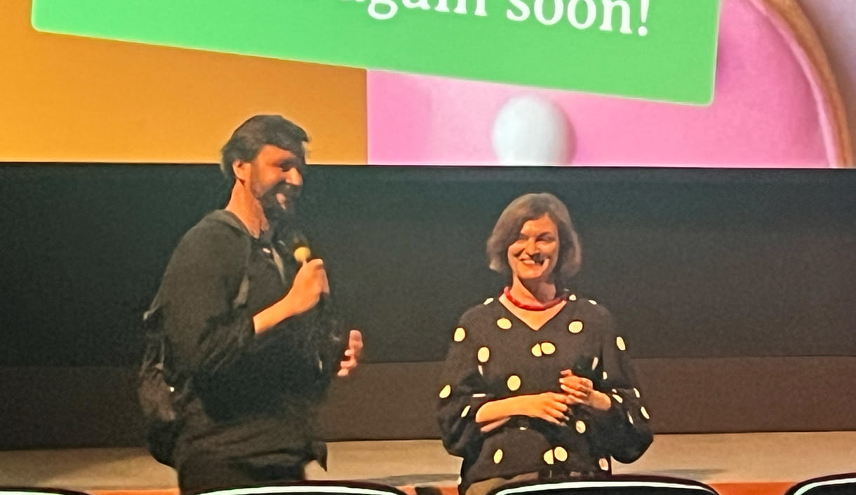Regisseur Piotr Domalewski beim Filmgespräch nach der Premiere im Urania-Kinomit mit der Leiterin des CEEFilmfestivals, Magdalena Żelasko