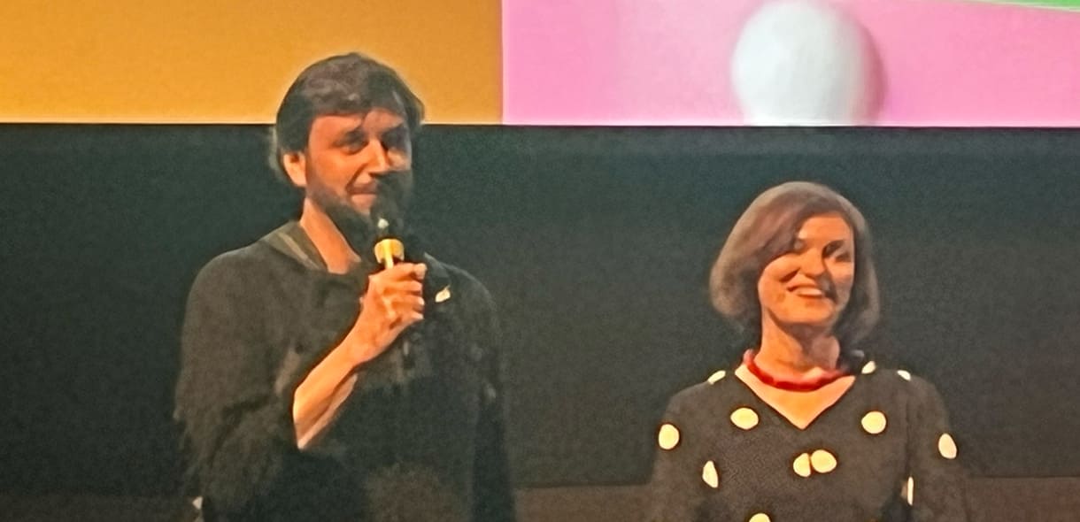 Regisseur Piotr Domalewski beim Filmgespräch nach der Premiere im Urania-Kinomit mit der Leiterin des CEEFilmfestivals, Magdalena Żelasko