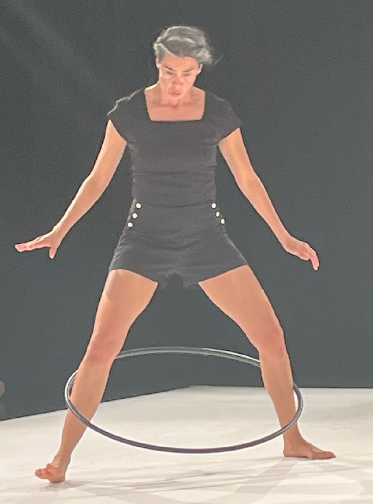 Azalea López tanzt mit einem Reifen in 