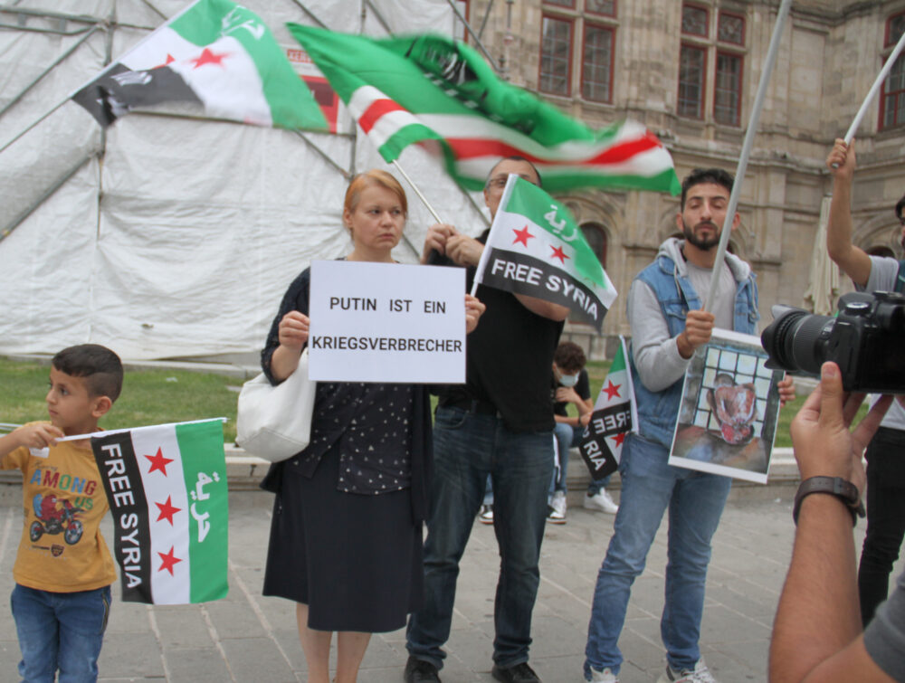 Mundgebung in Wien neben der Oper zum Jahrestag des Giftgasangriffs auf das syrische Ghuta