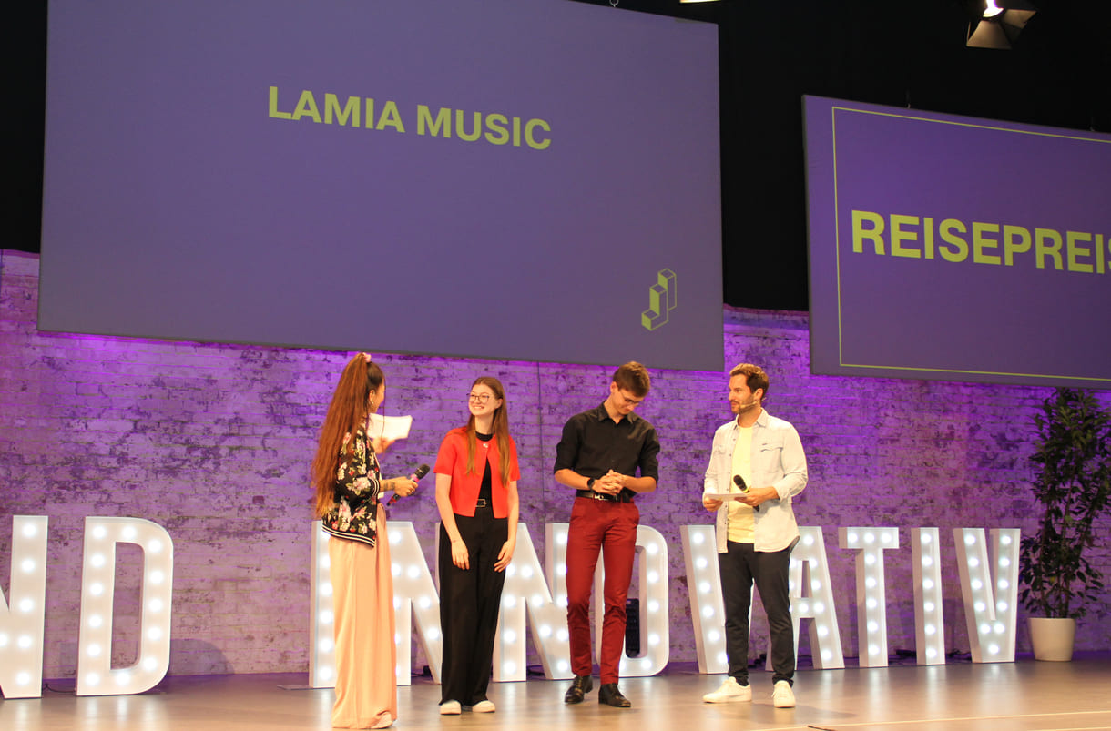 Lamia Musić und Alessandro Rodia, Preisträger:innen aus dem Vorjahr übergaben als Alumni die beliebten Reisepreise; sie selber haben solche auch gewonnen und berichten von ihren internationalen Erfolgen