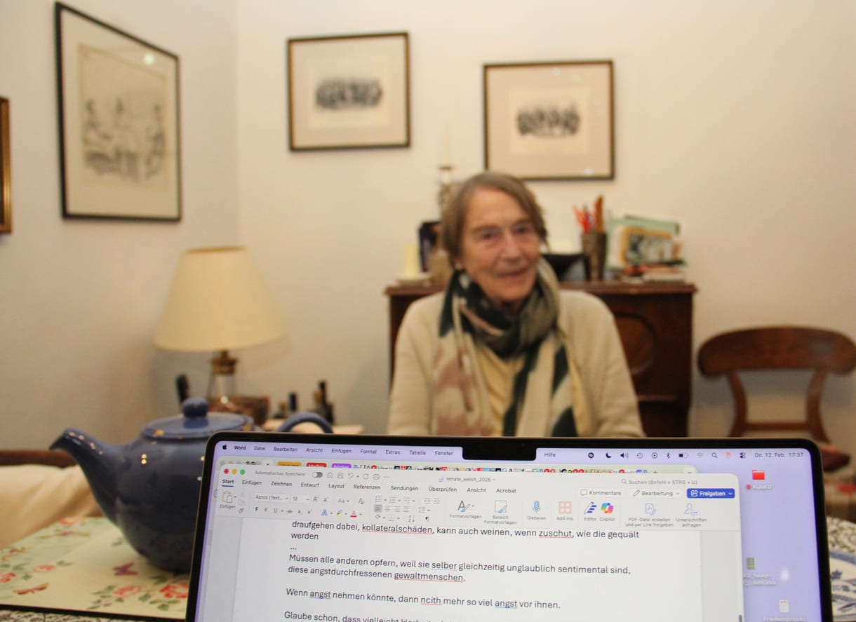 Renate Welsh beim Gespräch mit KiJuKU in ihrer Wohnung