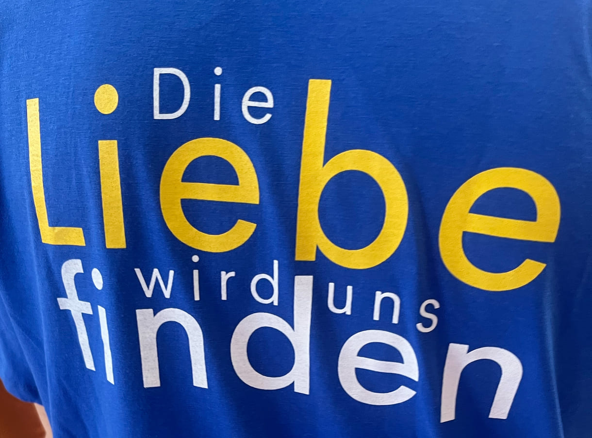 teatro-intendant - wie immer - mit T-Shirt mit Botschaft, dieses Mal 