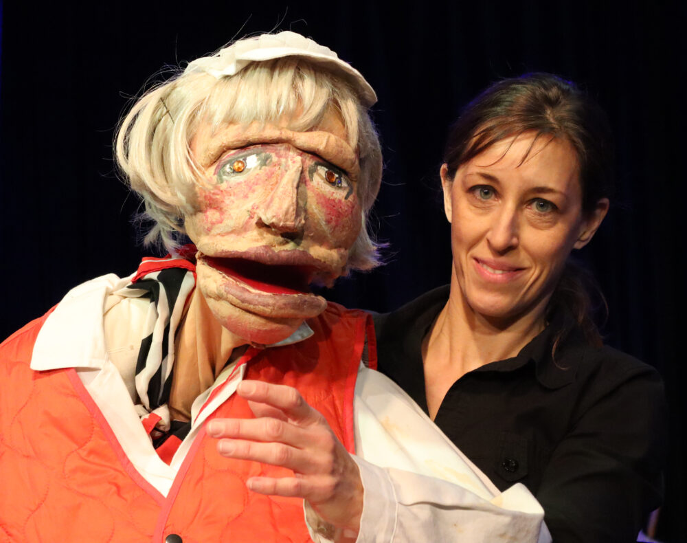 Manuela Linshalm (Puppenspielerin, rechts) mit er figur der Resi Resch, Würstelstandsfrau
