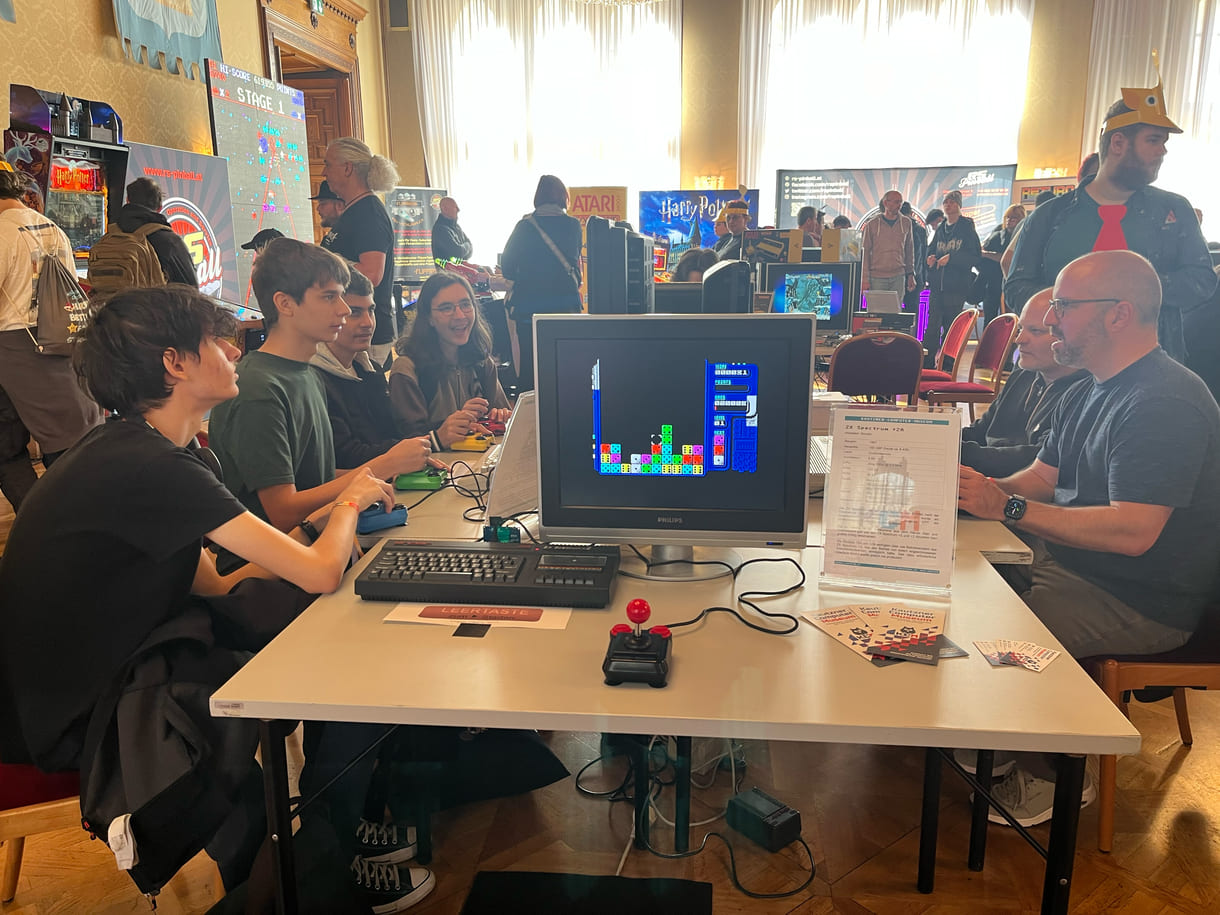 Retro-Zone, unter anderem mit Uralt-Tetris-Version