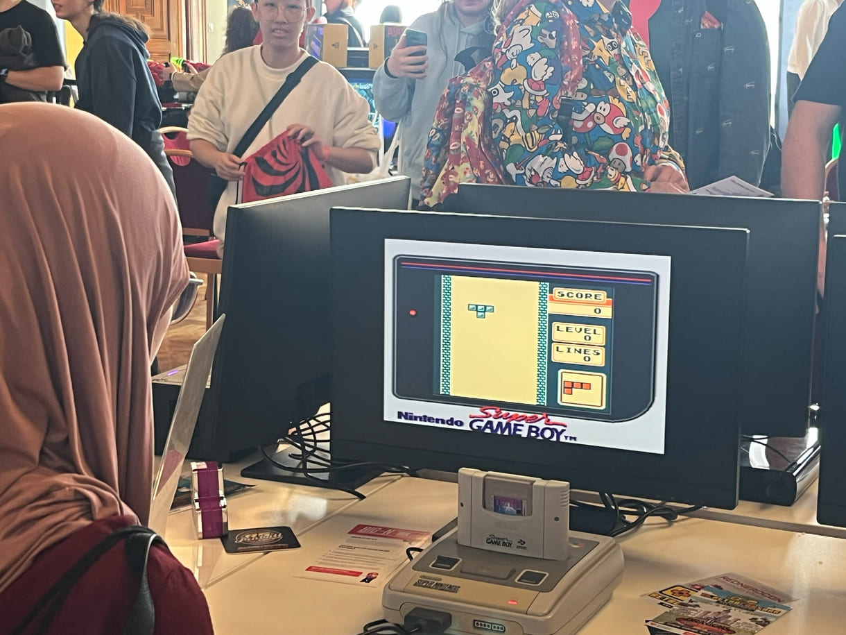 Retro-Zone, unter anderem mit Uralt-Tetris-Version