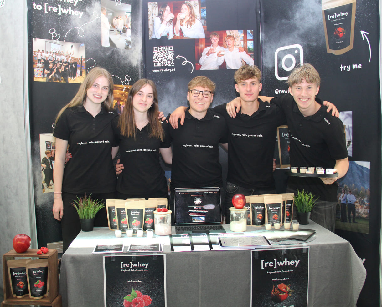 Katharina Ebenschweiger, Sophie Steinecker, Jakob Daum, Luca Neuper und Rasmus Zaihsenberger aus der steirischen AHS in Stainach verkaufen natürliches Molkepulver