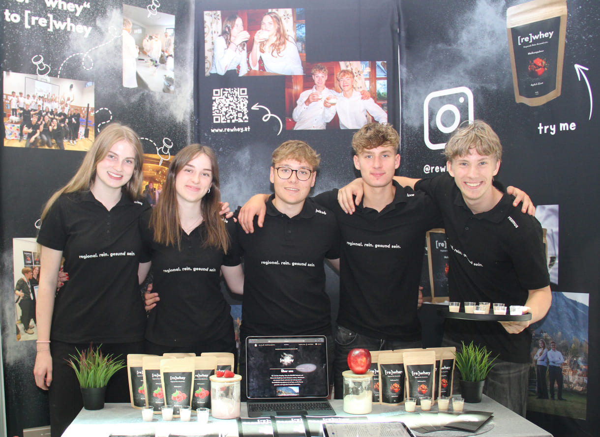 Katharina Ebenschweiger, Sophie Steinecker, Jakob Daum, Luca Neuper und Rasmus Zaihsenberger aus der steirischen AHS in Stainach verkaufen natürliches Molkepulver