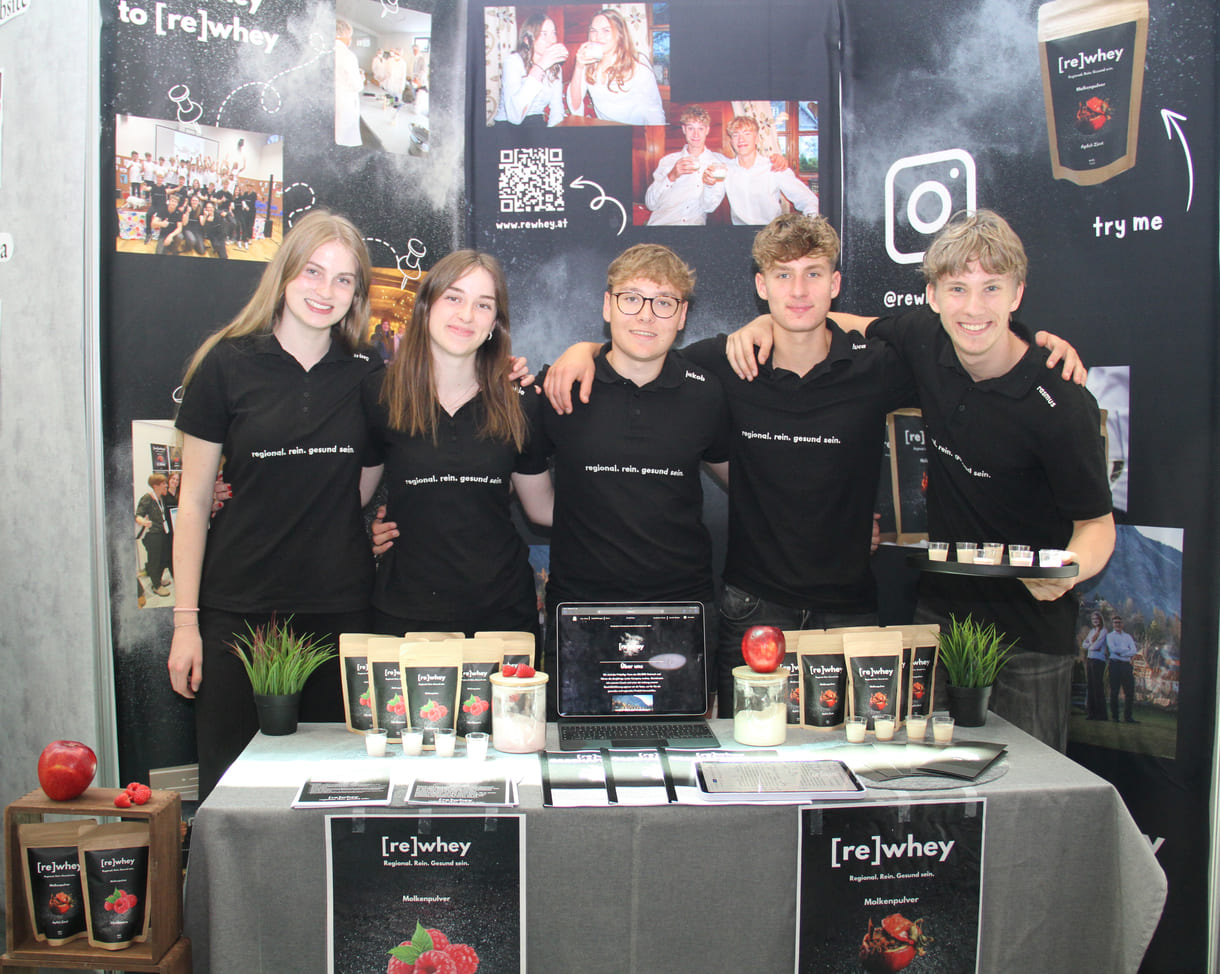Katharina Ebenschweiger, Sophie Steinecker, Jakob Daum, Luca Neuper und Rasmus Zaihsenberger aus der steirischen AHS in Stainach verkaufen natürliches Molkepulver