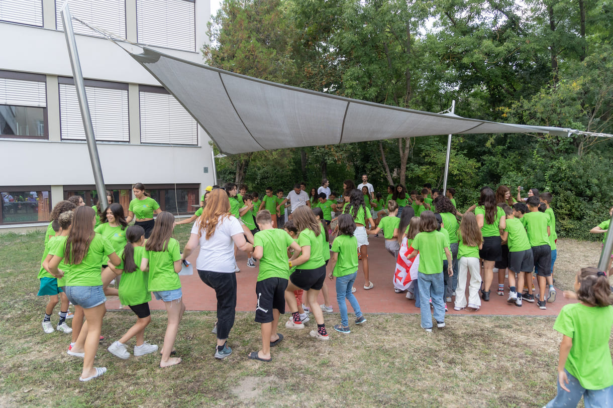 Camp-Kids zeigten u.a. Volkstänze aus ihren Heimatländern - und luden andere ein, mitzutanzen