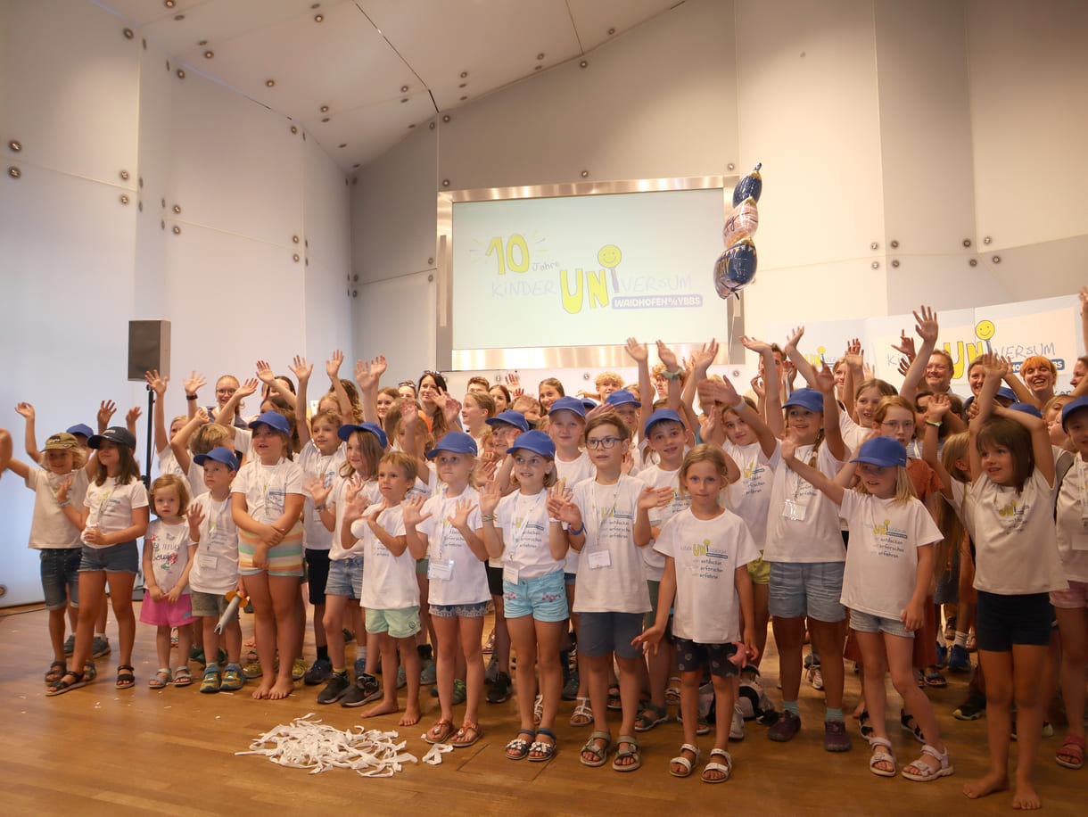 Großgruppenfoto der Studierenden des KinderUNIversums 2025