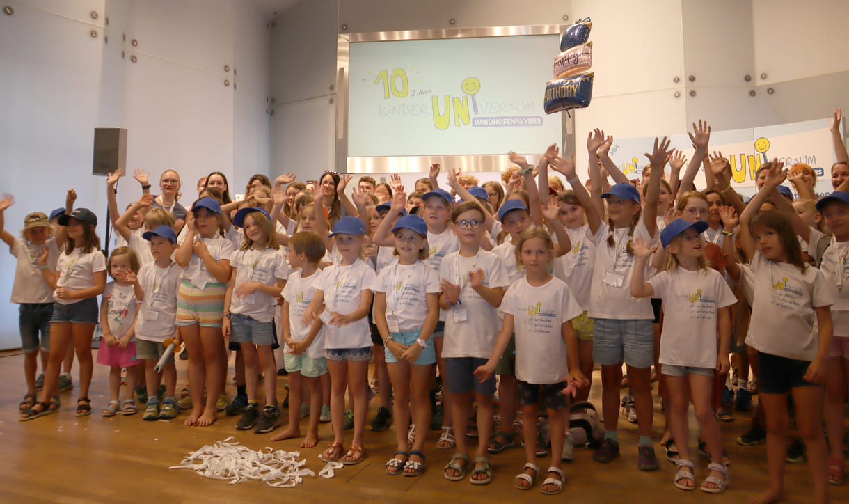 Großgruppenfoto der Studierenden des KinderUNIversums 2025