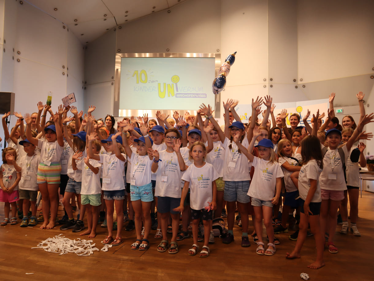 Großgruppenfoto der Studierenden des KinderUNIversums 2025