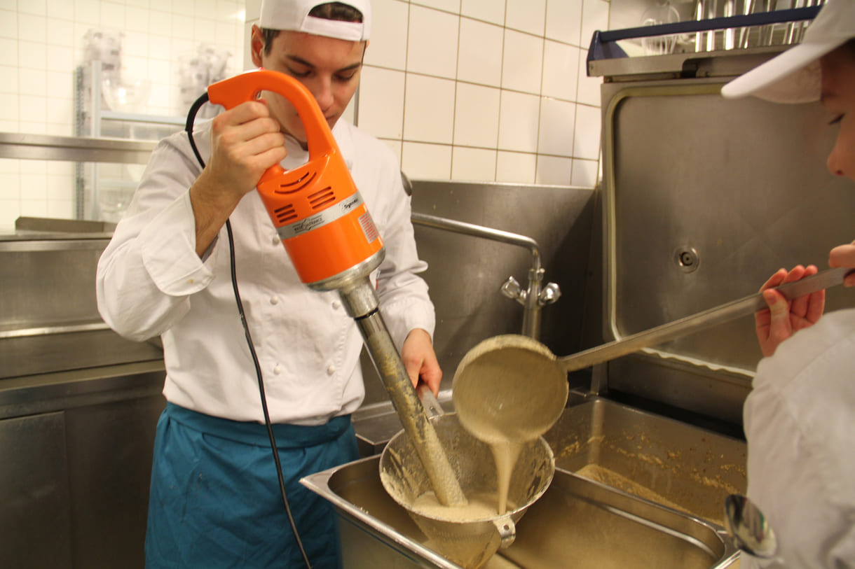 Baustellen-großer (Stab-)Mixer im Einsatz